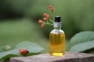 Aficionado al aire libre usando spray de insectos orgánicos sobre sus plantas junto con imágenes de insectos y vida vegetal en escenas naturales.