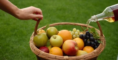 Persona llenando una cesta con fruta fresca conservada en una botella después del proceso de jardinería y riego sin preocupaciones.