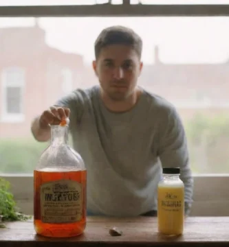 Escribir mano simple significando enfoque DIY para la protección de plantas usando sustancias naturales. Posiblemente un concepto de agricultura o jardinería con un toque de control de plagas. Podría traducir como Hazlo tú mismo: hacerlo natural! en inglés.