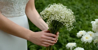 Persona sosteniendo una flor blanca